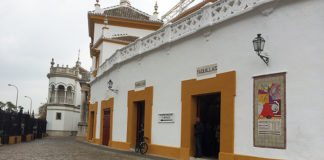 Imagen de las taquillas de la plaza el primer día de venta de nuevos abonos, tras menos de dos horas de abrir las ventanillas. (FOTO: Javier Martínez)